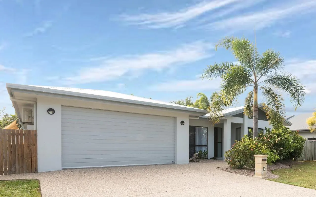 Beach Bliss, Private Bedroom, Private Lounge & Bathroom, Plus Netflix, Wifi Kewarra Beach Homestay