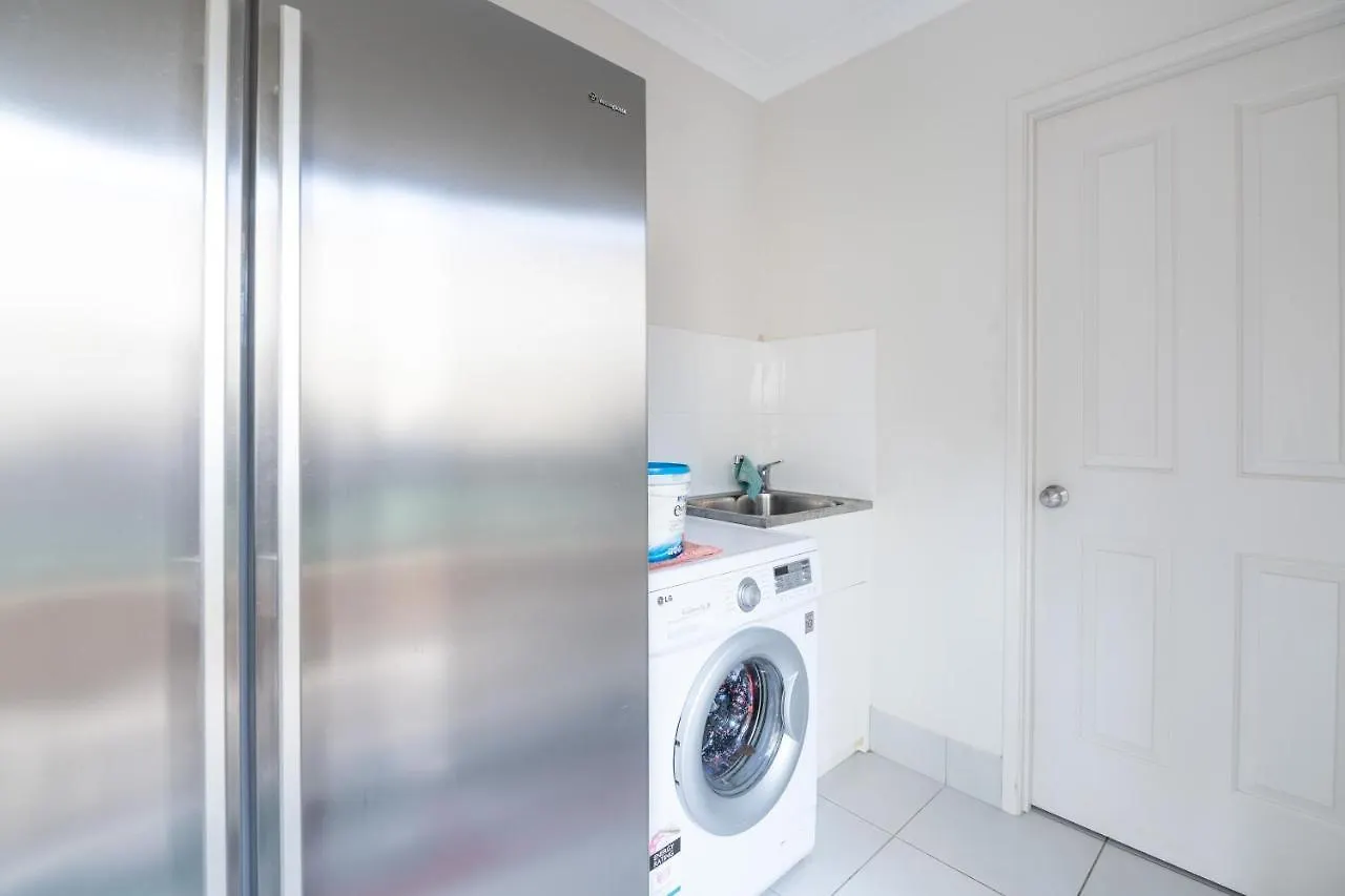 Homestay Beach Bliss, Private Bedroom, Private Lounge & Bathroom, Plus Netflix, Wifi Kewarra Beach
