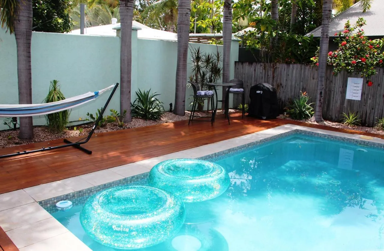 Beach Bliss, Private Bedroom, Private Lounge & Bathroom, Plus Netflix, Wifi Kewarra Beach Homestay