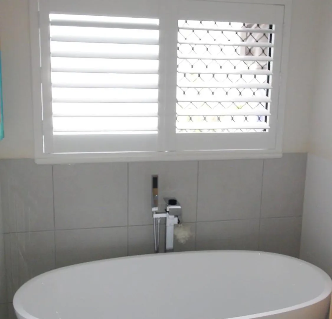Homestay Beach Bliss, Private Bedroom, Private Lounge & Bathroom, Plus Netflix, Wifi Kewarra Beach
