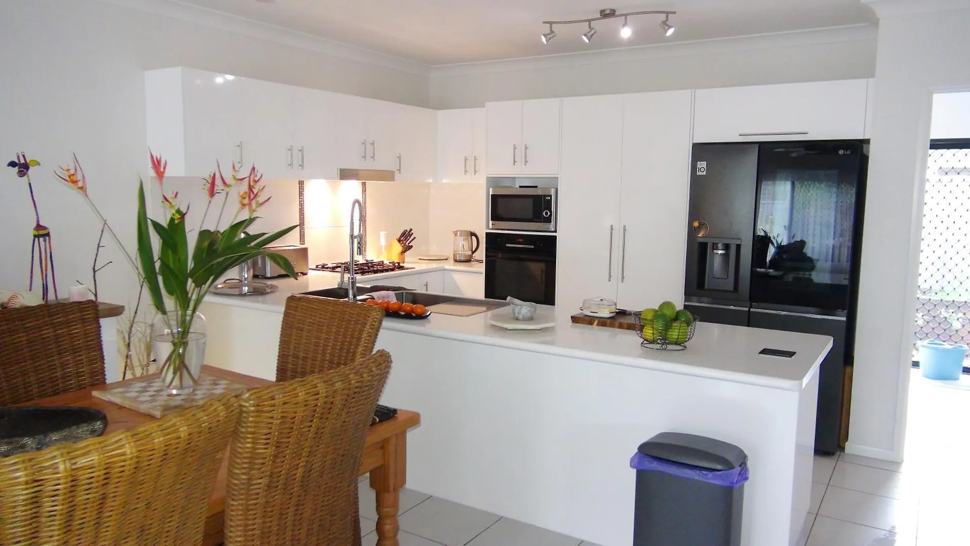 Beach Bliss, Private Bedroom, Private Lounge & Bathroom, Plus Netflix, Wifi Kewarra Beach