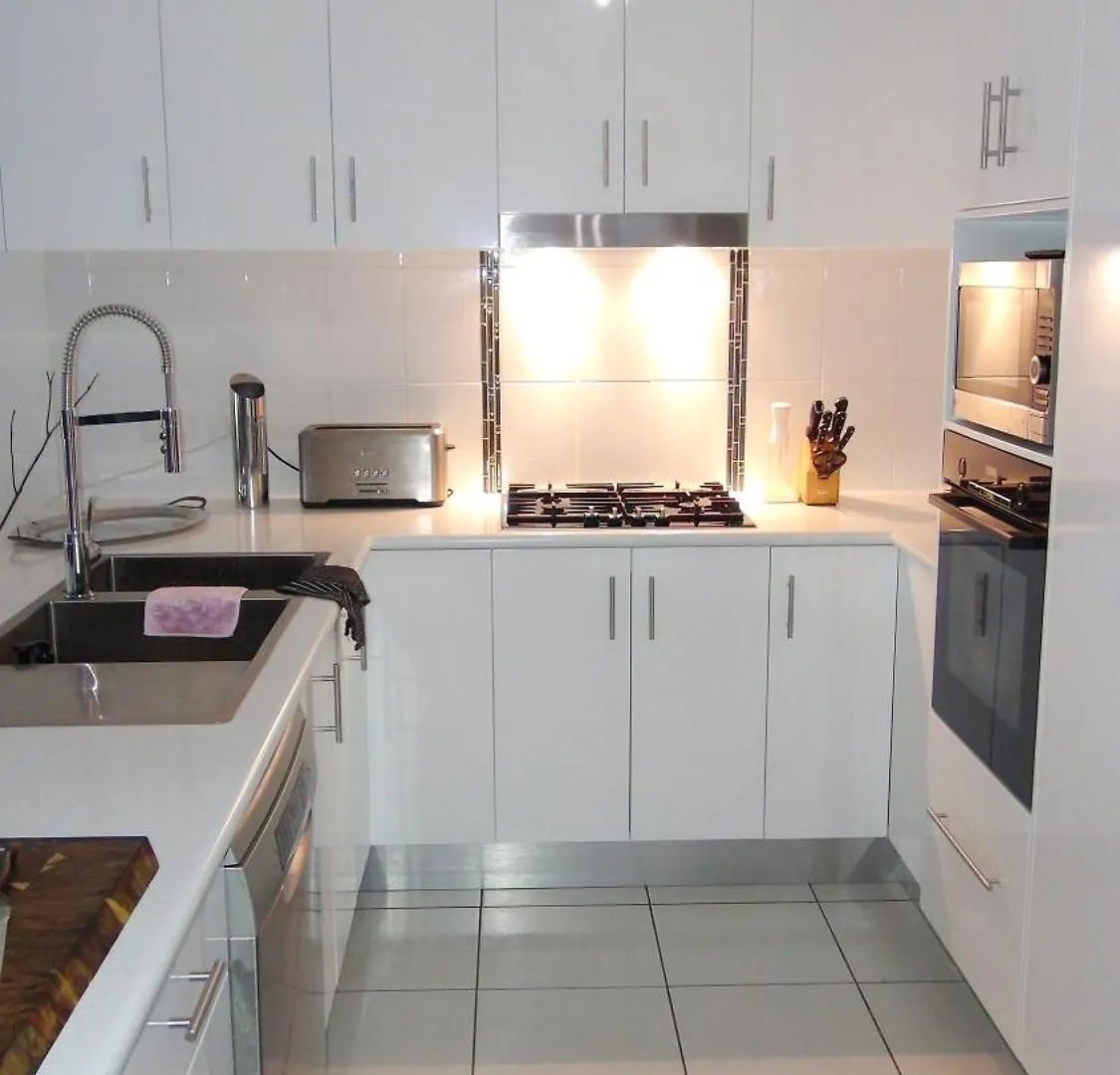 Homestay Beach Bliss, Private Bedroom, Private Lounge & Bathroom, Plus Netflix, Wifi Kewarra Beach